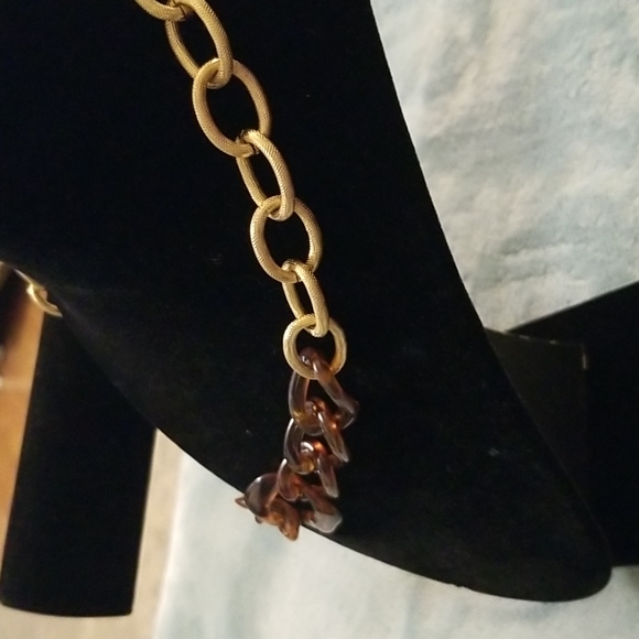 Tortoise shell gold necklace - Picture 3 of 5